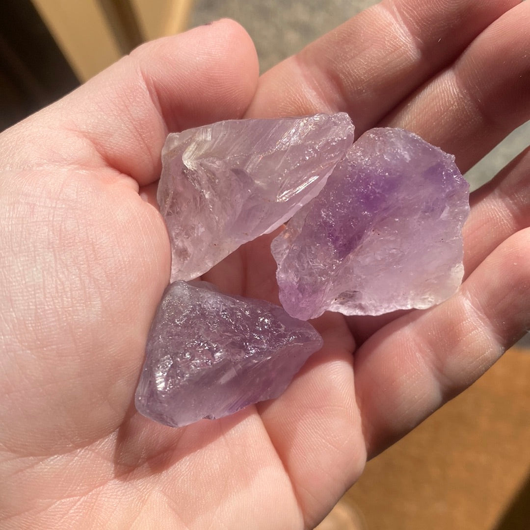 Raw pieces, clusters and crystals