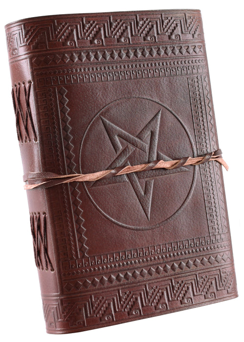Ruskea nahkakantinen muistikirja – Pentagram-kohokuviointi, n. 21 x 14 cm