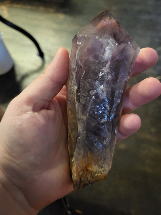 Amethyst-Rohstück mit polierter Spitze 13-15 cm (50-300 g)