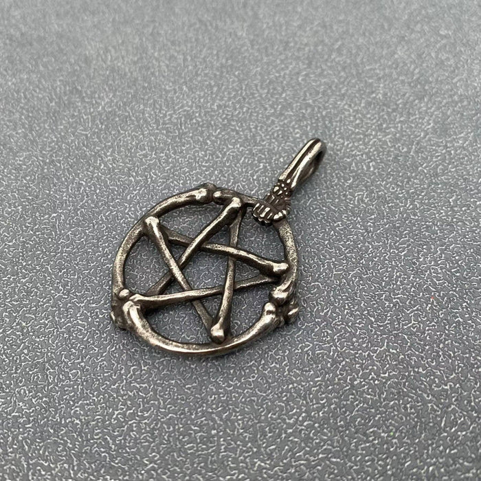 Mustunut Luut & Pentagrammi -riipus