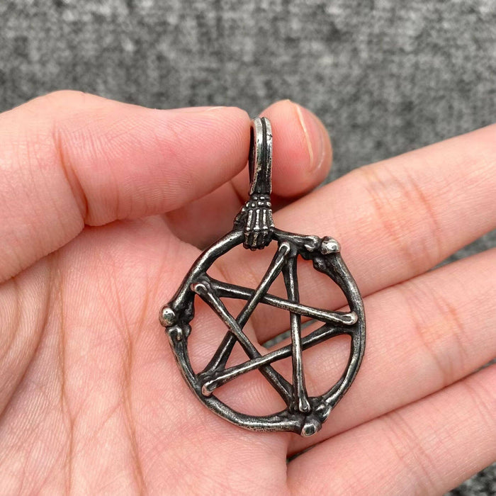 Mustunut Luut & Pentagrammi -riipus