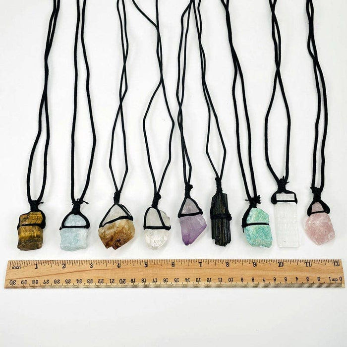 Musta turmaliini riipus nyörillä
