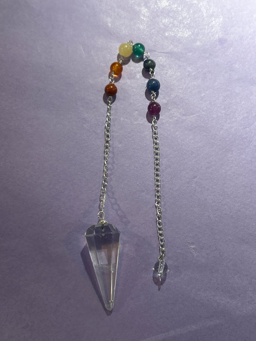 Vuorikristalli heiluri chakra kivillä faceted