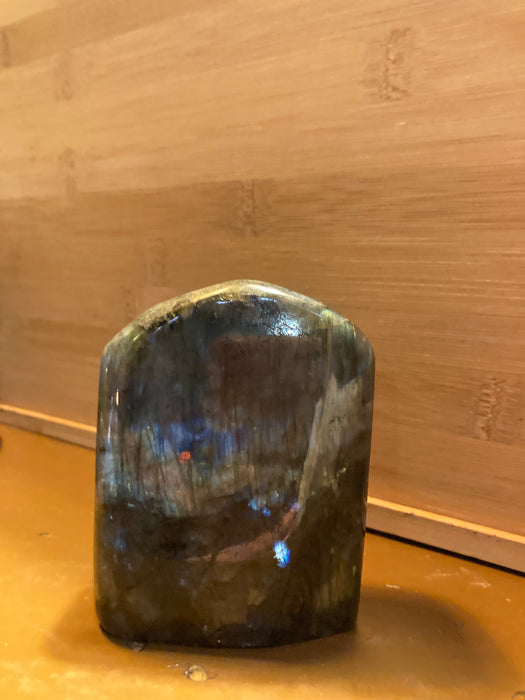 Labradoriitti hiottu kivi, pohja sileä 8x7cm