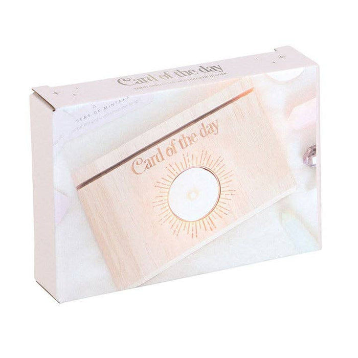 Puinen korttipidike ja tuikkuteline