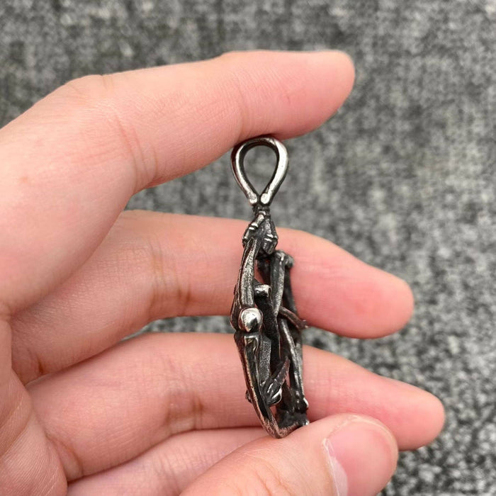 Mustunut Luut & Pentagrammi -riipus