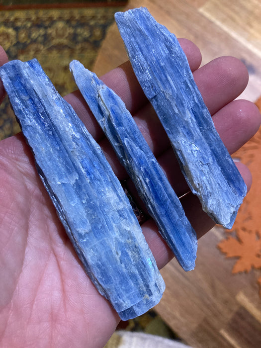 Sininen kyaniitti raakapala 9-12cm Brasilia