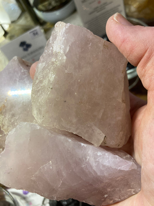 Ruusukvartsi puoliraaka, yksi sivu hiottu, n. 5x4cm