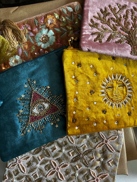 Kirjailtu samettipussi vetoketjulla n. 20x15cm