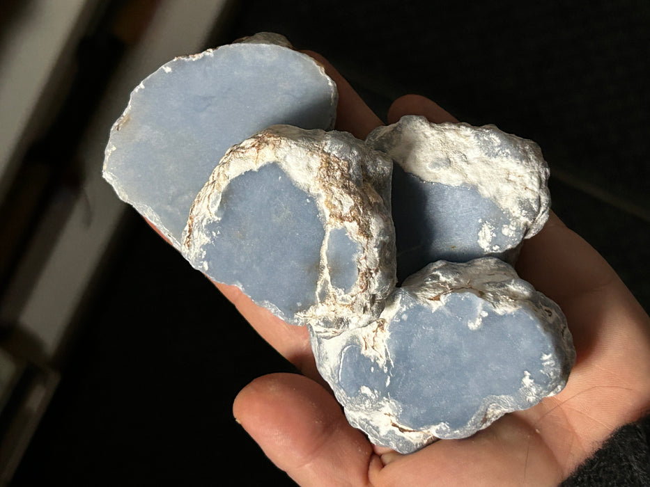 Puoliraaka angeliiitti, yksi kiillotettu sivu koko n. 4-7cm