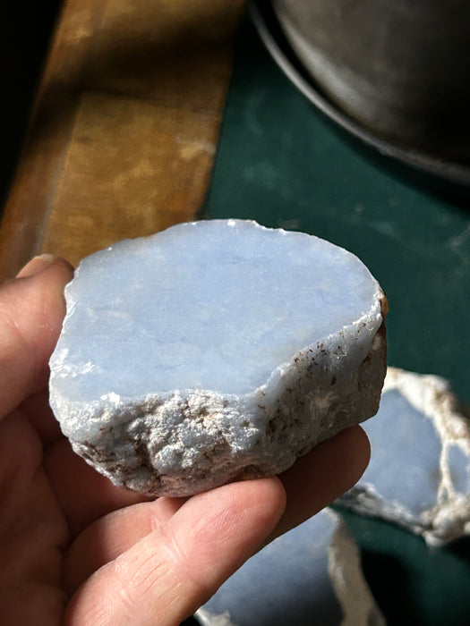 Puoliraaka angeliiitti, yksi kiillotettu sivu koko n. 4-7cm