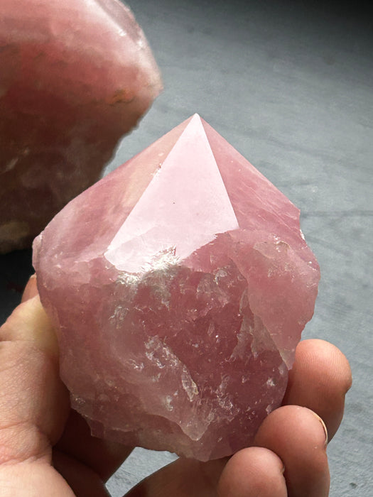 Puolikiillotettuja ruusukvartsi-kärkiä