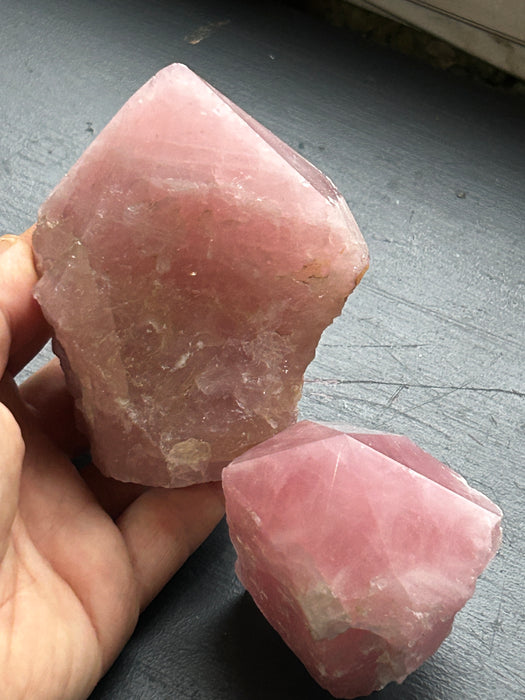 Puolikiillotettuja ruusukvartsi-kärkiä