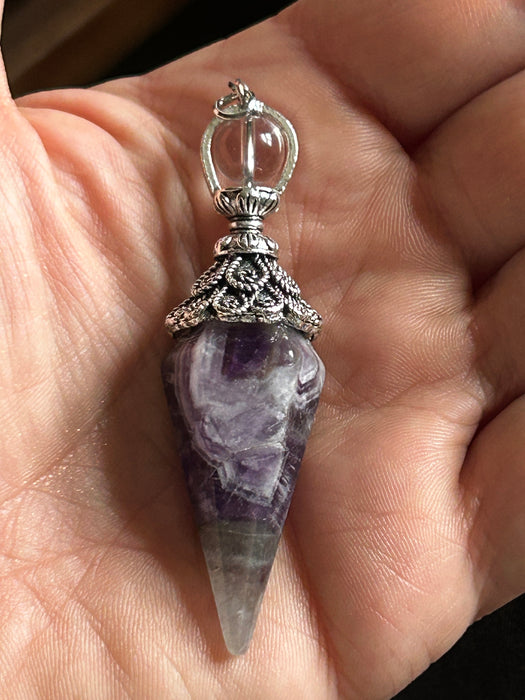 Ametsitiheiluri koristeellisella hopeoidulla kruunulla