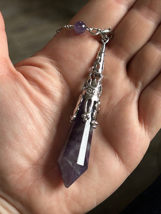 Kristallieiluri –art deco -tyyliä, hopeanvärinen