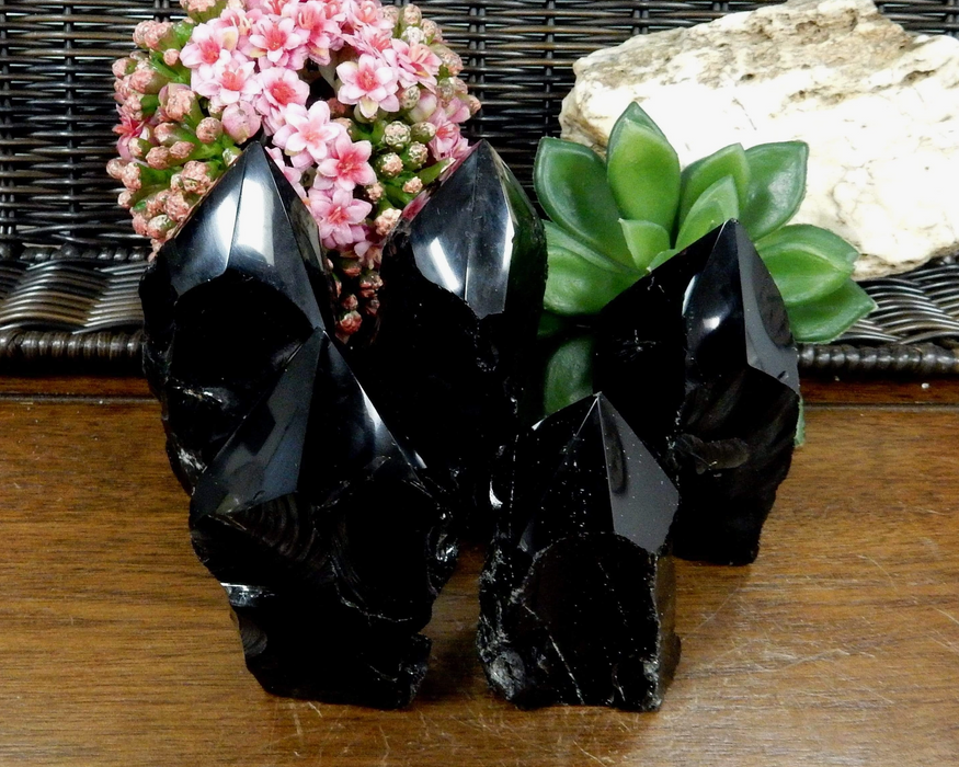 Musta obsidiaanipala kiilloittettu kärki 100-200g