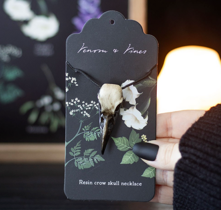 Variksenkallo riipus nauhassa