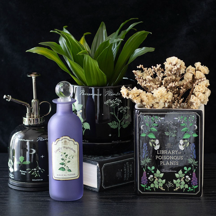 Library of Poisonous Plants -kirjan muotoinen keraaminen maljakko