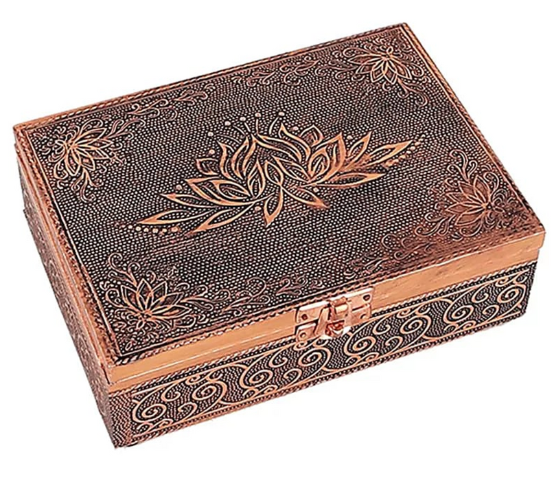 Kuparinvärinen laatikko kohokuvioitu lootuskukka