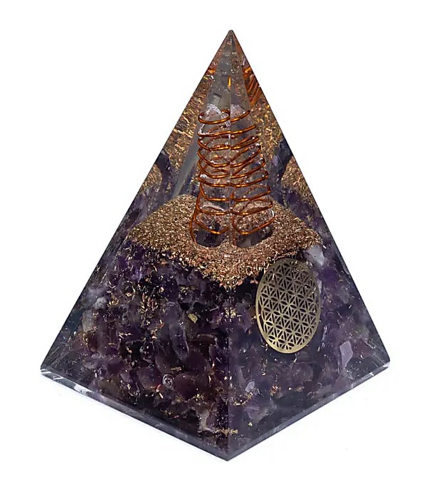 Orgoniittipyramidi ametistilla elämänkukan symbolilla  ± 5 x 5 x 8cm