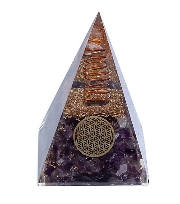 Orgoniittipyramidi ametistilla elämänkukan symbolilla  ± 5 x 5 x 8cm