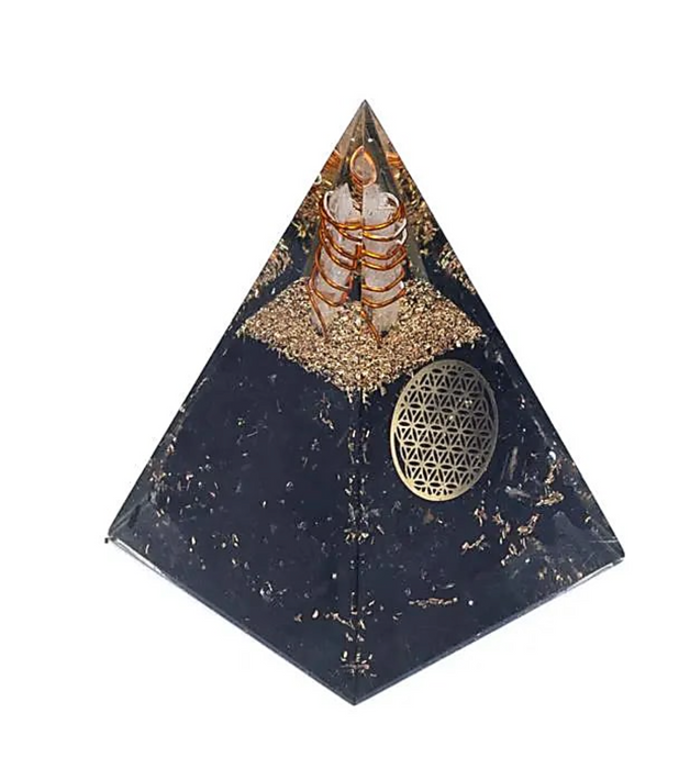 Orgoniittipyramidi mustalla turmaliinilla elämänkukan symbolilla  ± 5 x 5 x 8cm