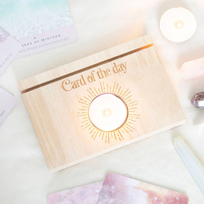 Puinen korttipidike ja tuikkuteline