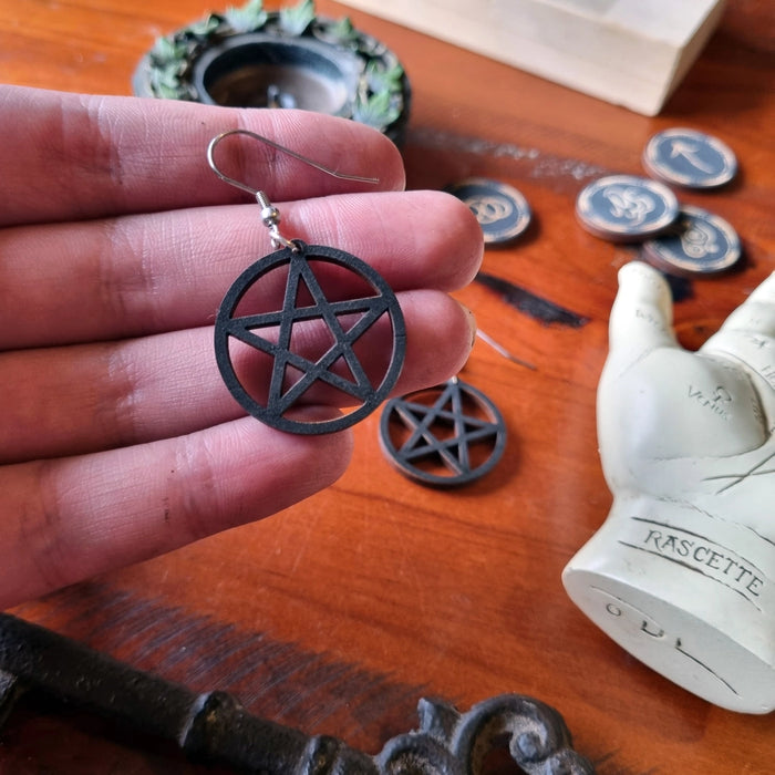 Pentagrammi puu korvakoru, useita värejä n3cm