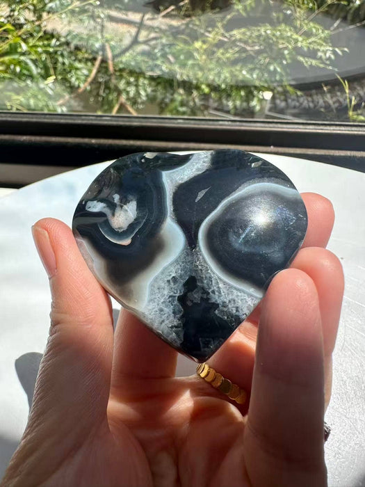 Musta kukka-akaatti sydän 4–6 cm – Kasvu ja suoja