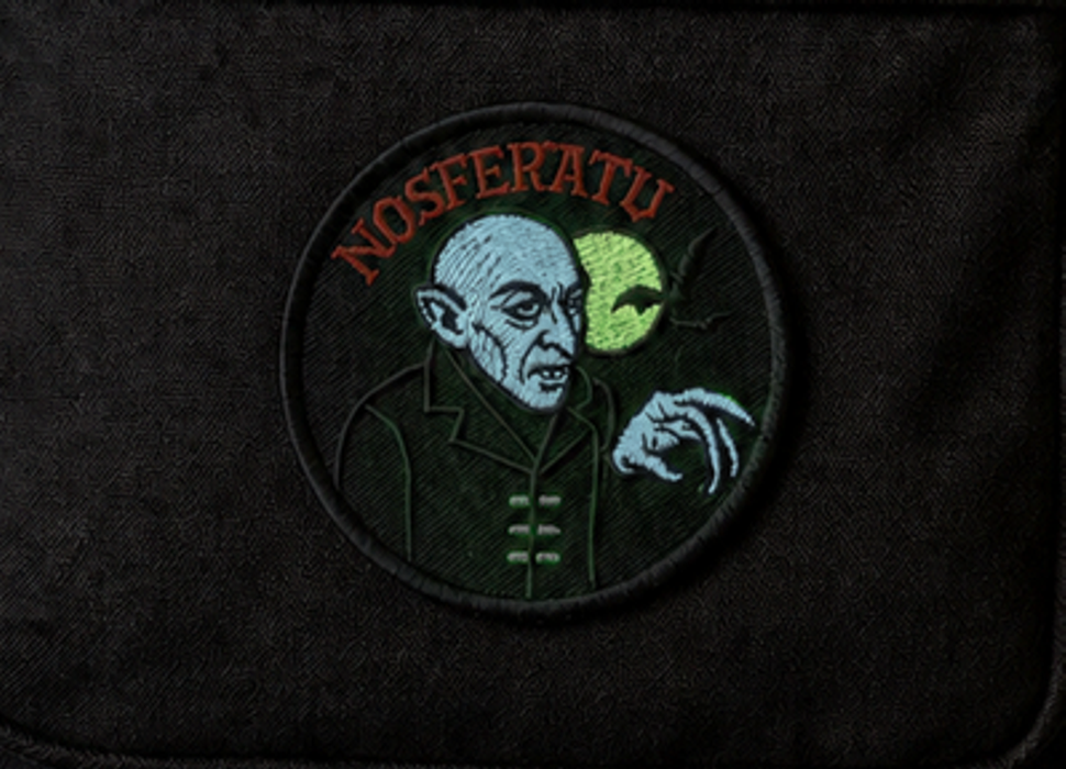Nosferatu – pimeässä hohtava – kangasmerkki