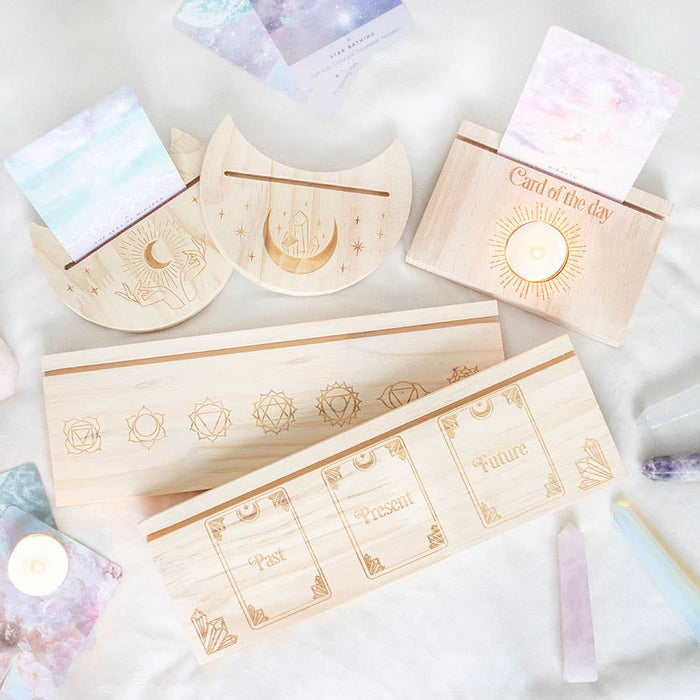 Puinen korttipidike ja tuikkuteline