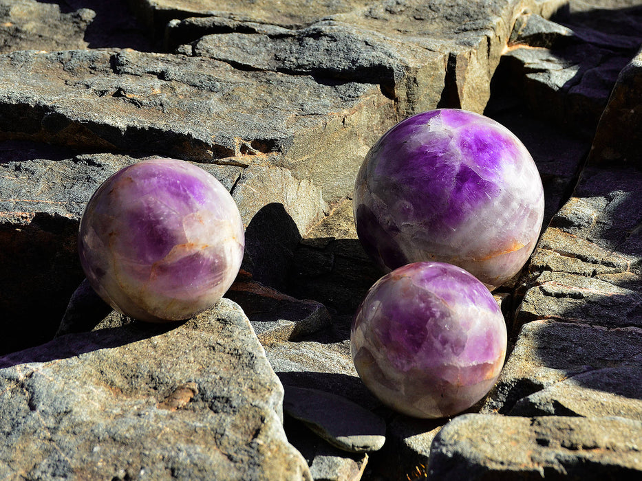 Ametistikristallipallo L-XL (halkaisija noin 65–95 mm) – Madagaskar