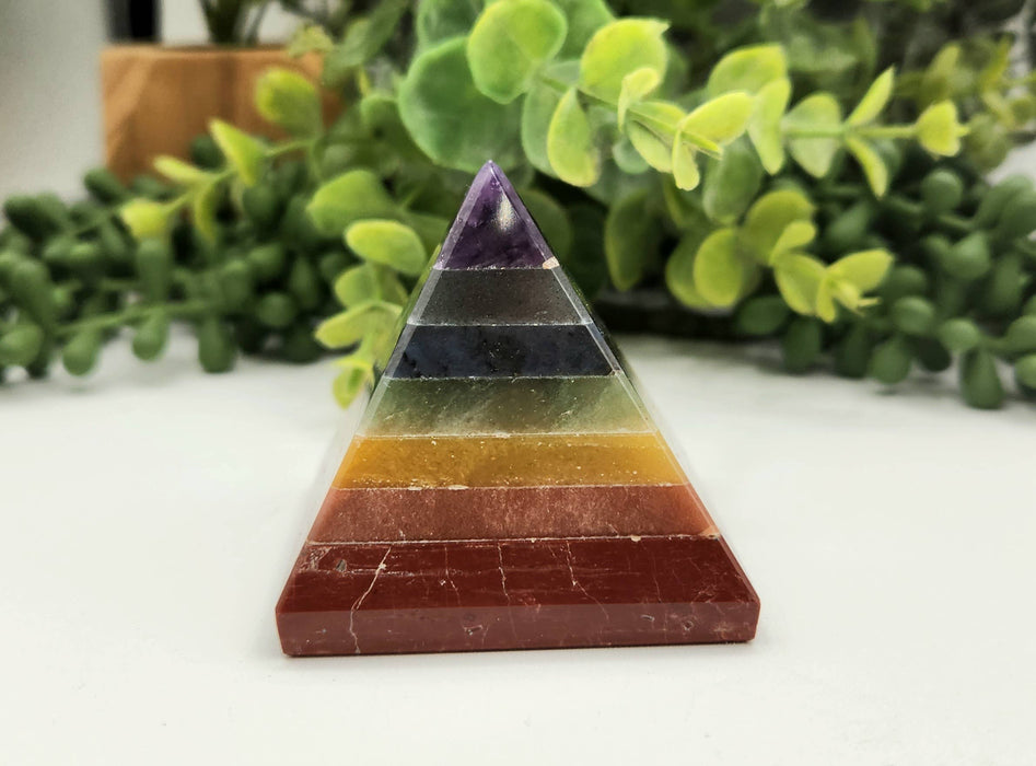 Chakra-Kristallpyramide Durchm. 5 cm