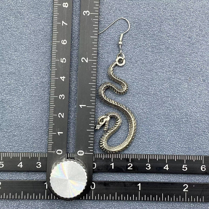 Roikkuvat käärmekorvakorut