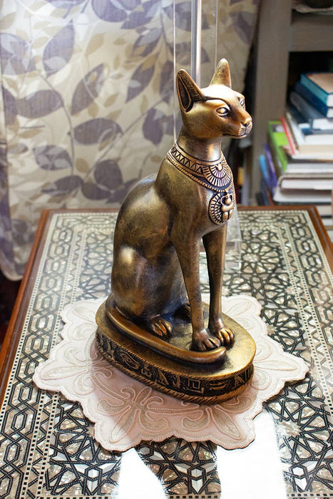 Bastet-jumalatar patsas, pronssinvärinen