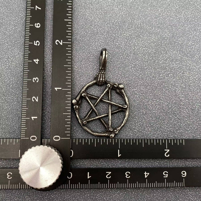 Mustunut Luut & Pentagrammi -riipus