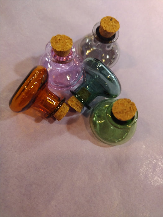 Pieni pyöreä värillinen lasipullo luonnonkorkilla 2ml