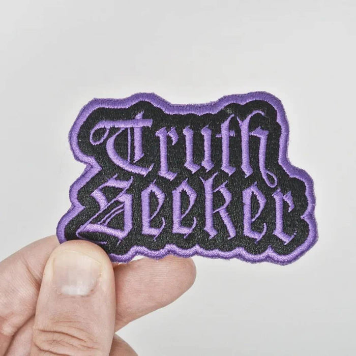 Truth Seeker lila kangasmerkki