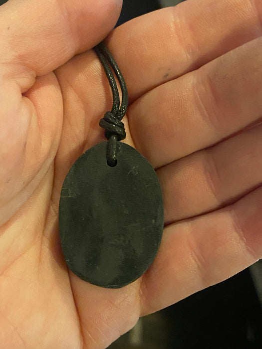 Ovaali Sungiitti-riipus (n. 5x3cm)