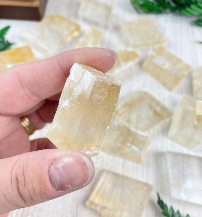 Keltainen Optinen kalsiitti raakapala (yellow natural optical calcite) - Tarotpuoti