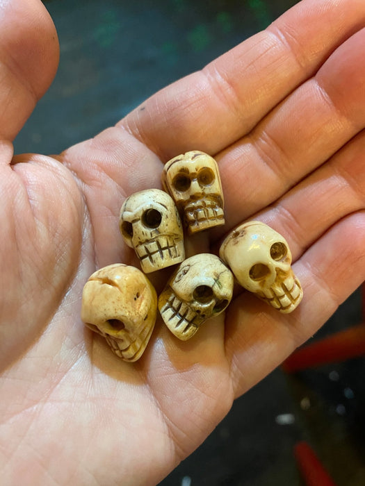 Luusta kaiverrettu pääkallohelmi - Carved Bone Shaped Top Drilled Bead - Tarotpuoti