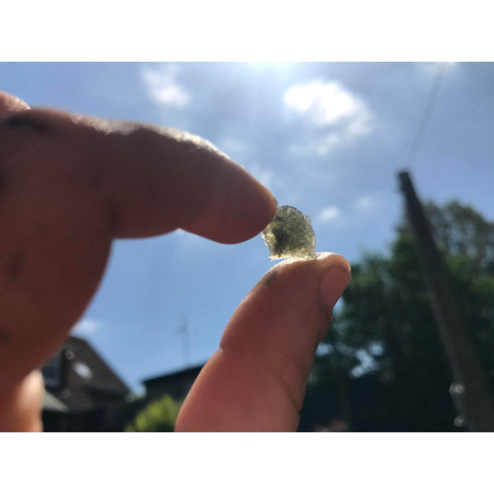 Moldaviitti siru 0.01-0.5g Moldavite Chips, Authentic Czech Moldavite Tektite - Tarotpuoti