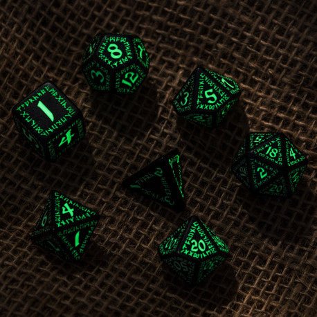 Roolipeli nopat Runic Black & glow-in-the-dark Dice Set - Q Workshop - Tarotpuoti