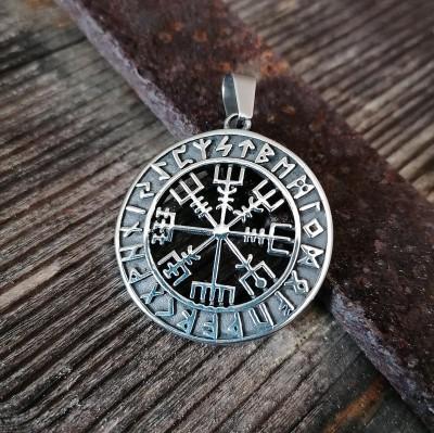 Vegvisir-riipus riimuilla ja panssariketjulla - Tarotpuoti