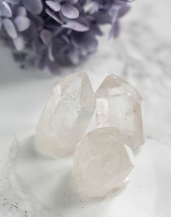 vuorikristalli raakapala kärjellä n.4cm - Tarotpuoti